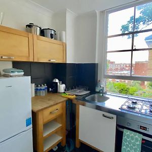2 Bedroom Flat In Camberwell Green - Central Location With Excellent Connections To Tourist Attractions And Main London Airports